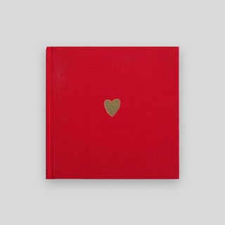 Красная тканевая книга с сердцем