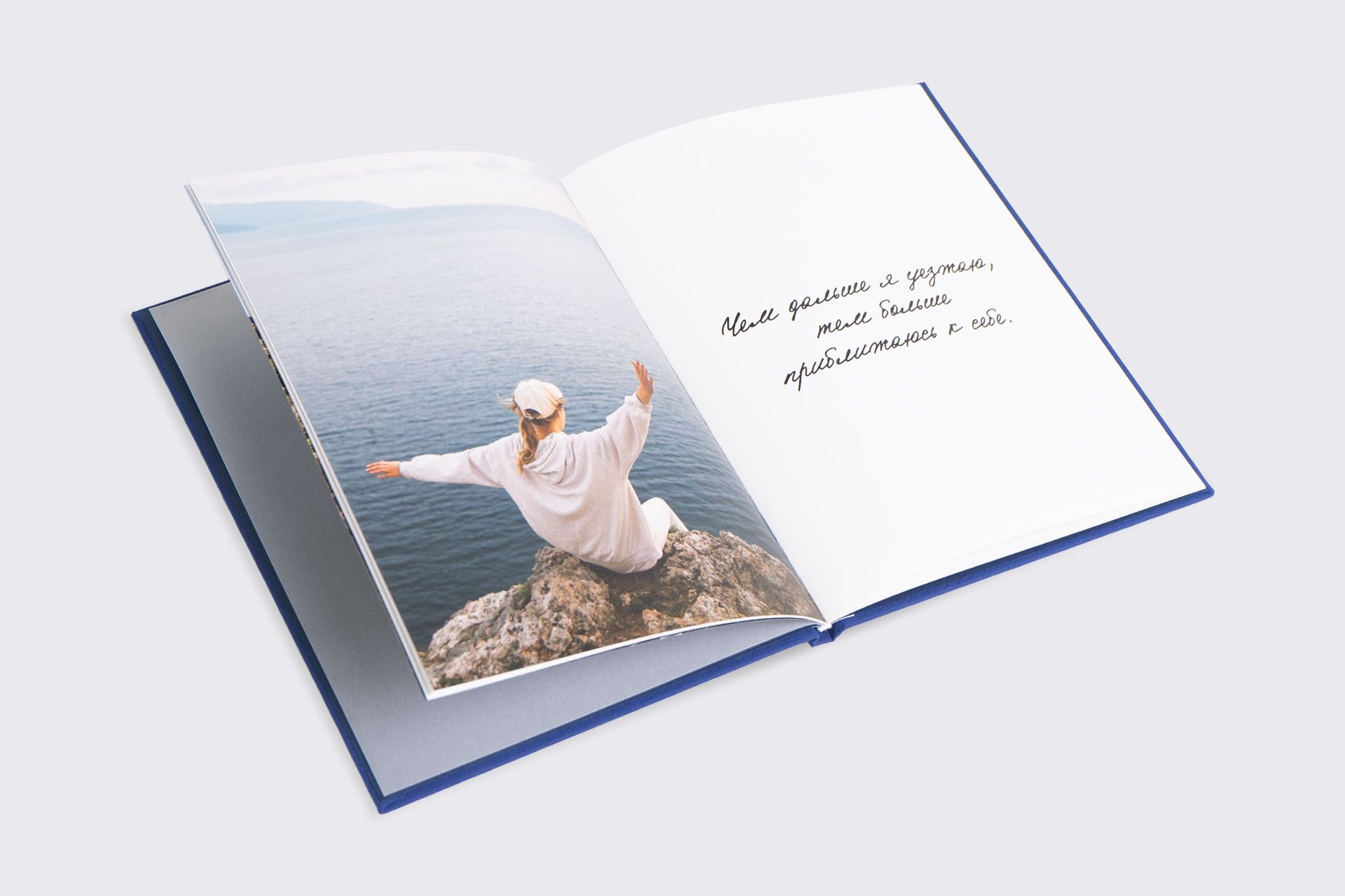 Вертикальная фотокнига в синем тканевом переплете