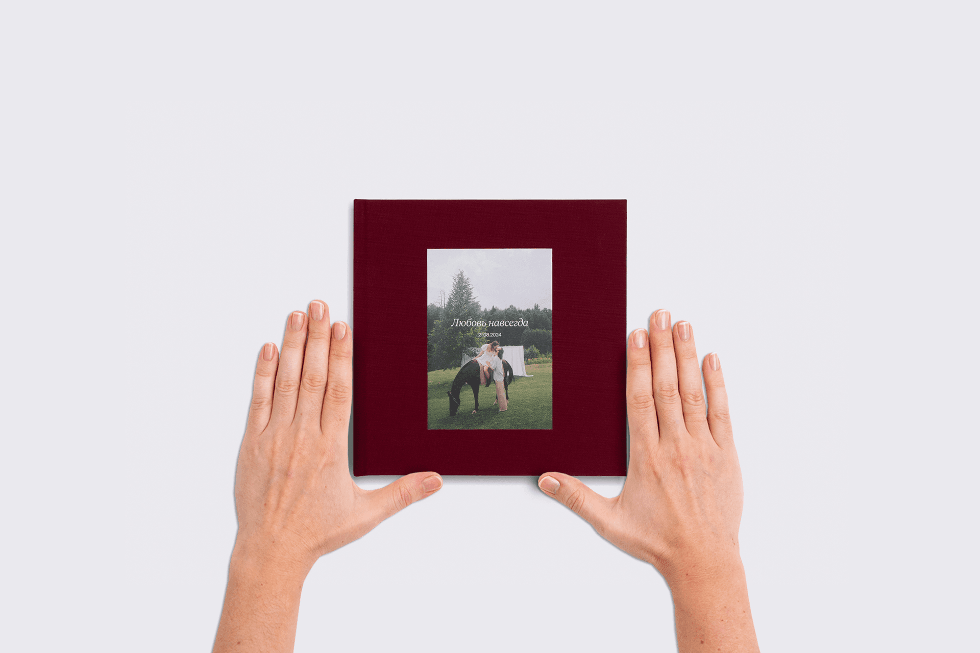 Квадратная фотокнига в бордовом тканевом переплете