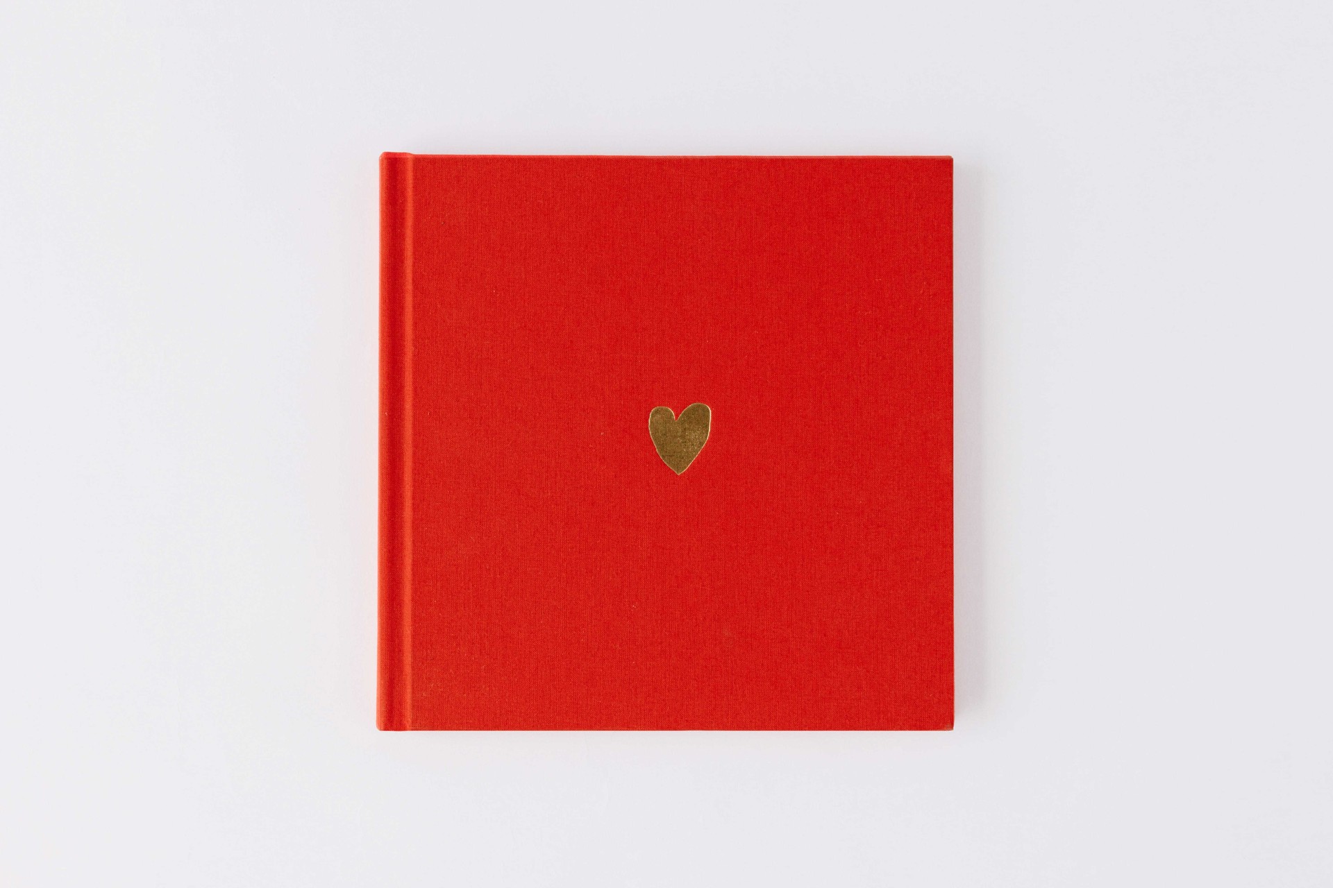 Красная тканевая книга с сердцем
