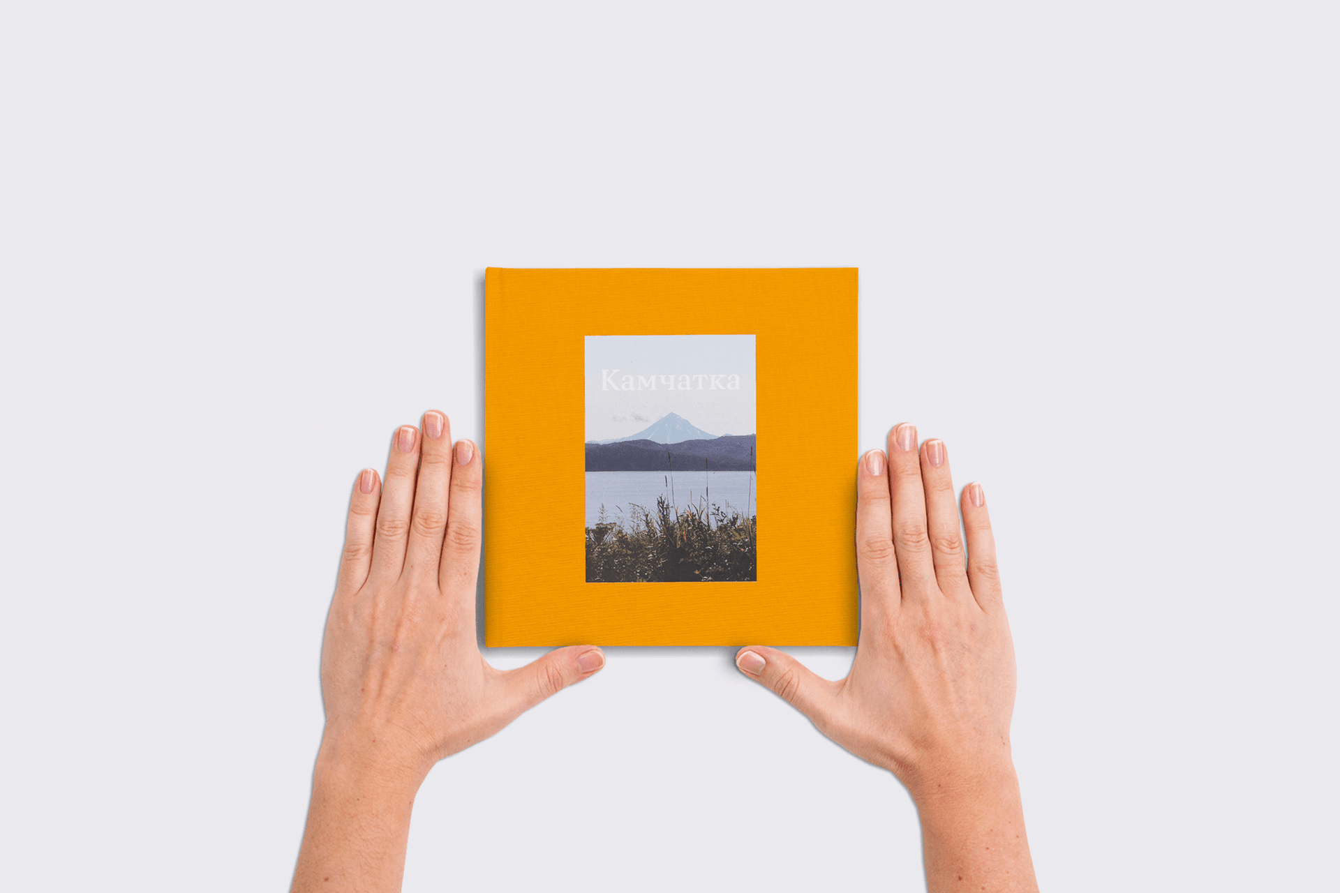 Квадратная фотокнига в горчичном тканевом переплете