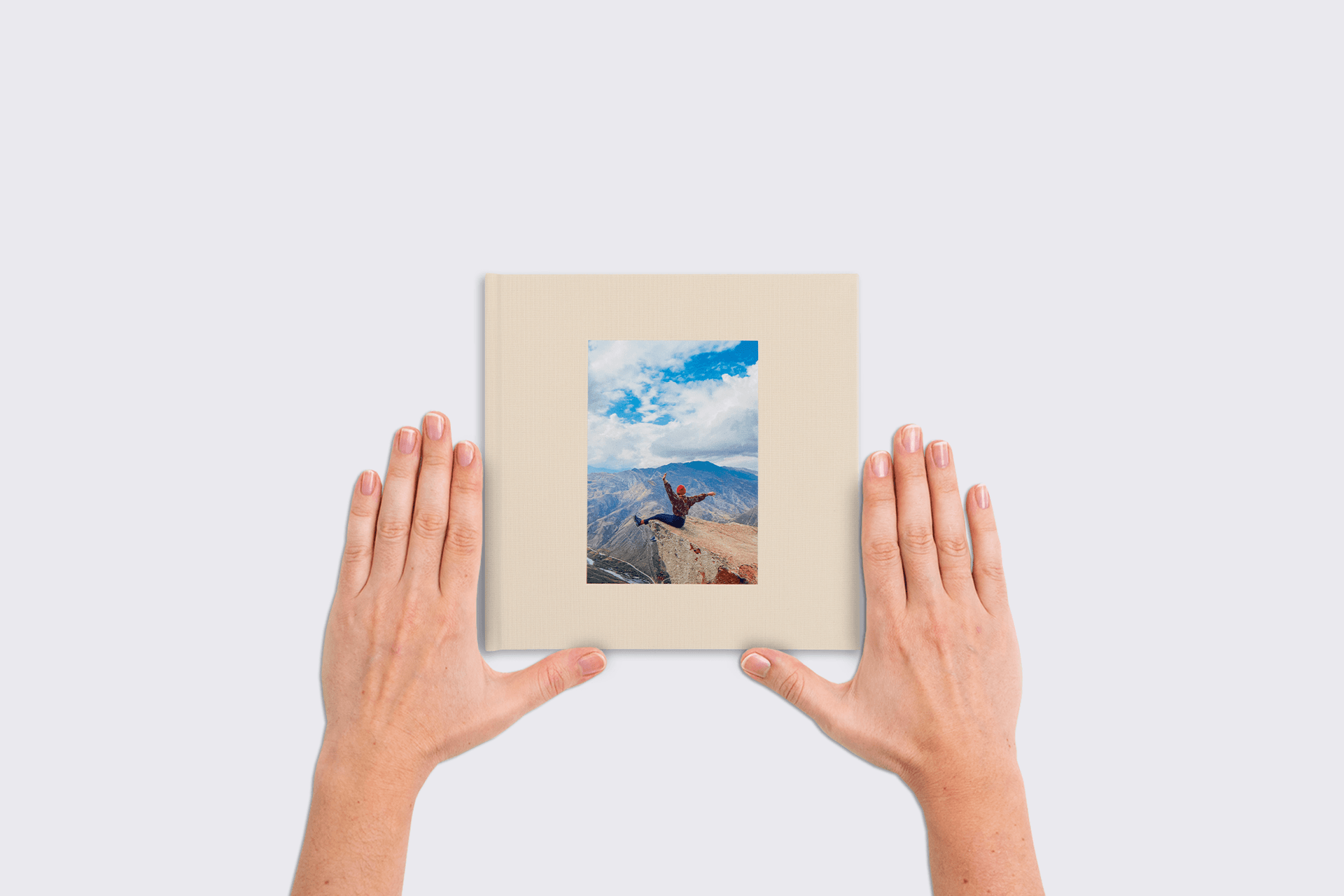 Квадратная фотокнига в бежевом тканевом переплете