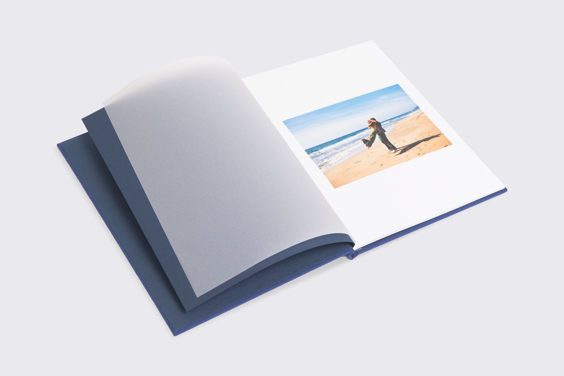 Вертикальная фотокнига в синем тканевом переплете